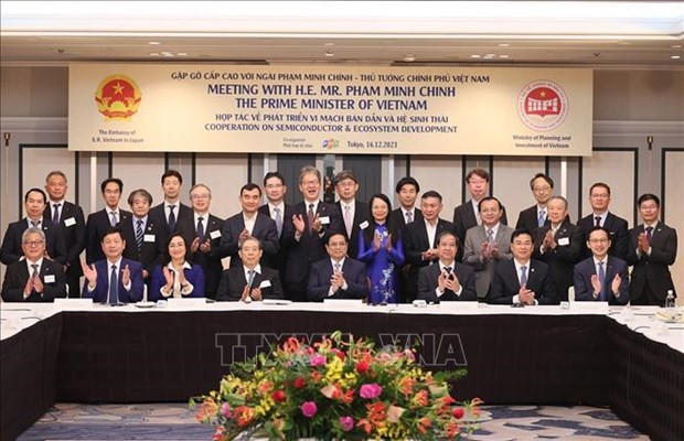 PM talks with Japanese corporations about green transition hinh anh 2
