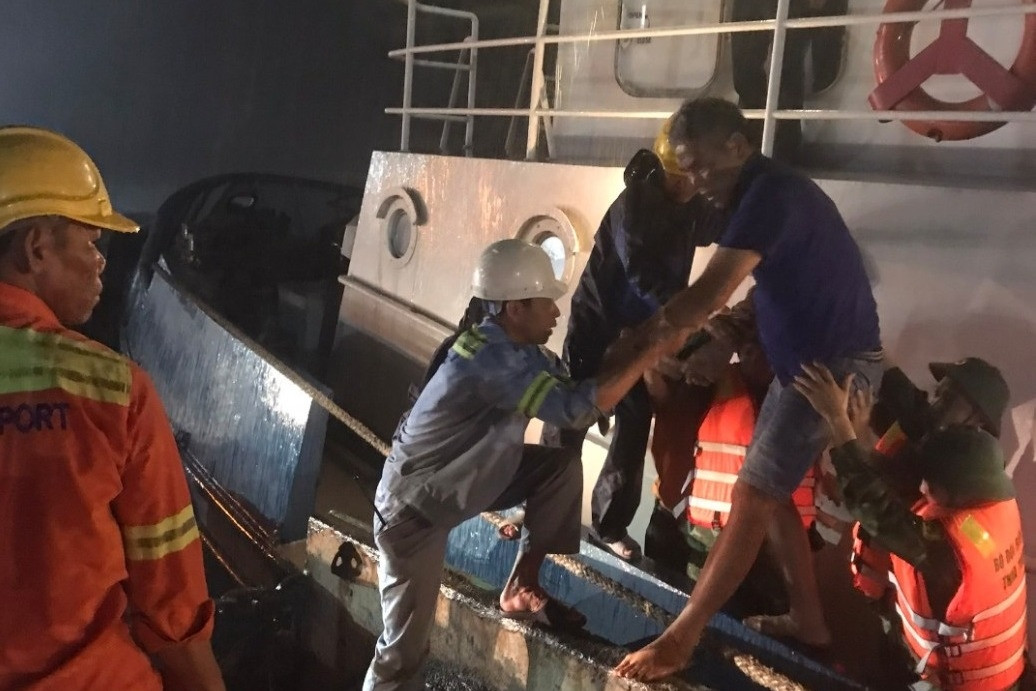 2 thuyền viên được cứu sống sau nhiều giờ lênh đênh trên biển