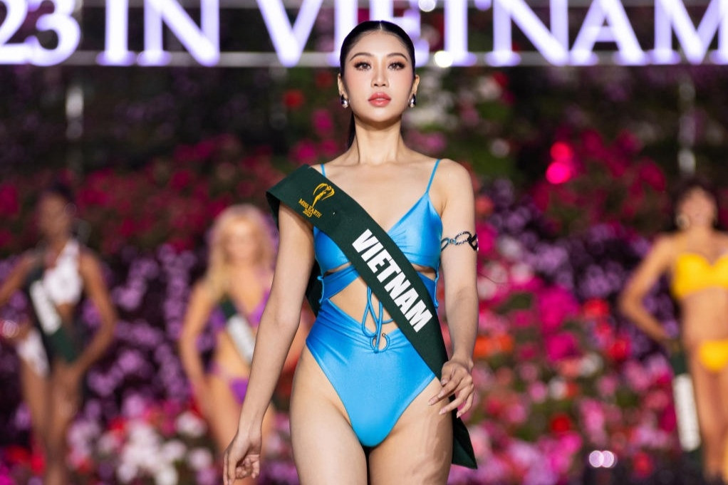Bán kết Miss Earth 2023: Hoa hậu Lan Anh diễn bikini bốc lửa dù gặp chấn thương