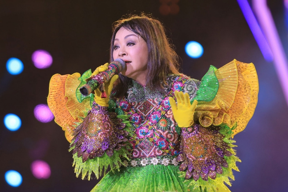 Chồng Hương Lan hạnh phúc, say mê quay hình vợ ở chung kết 'Ca sĩ mặt nạ'