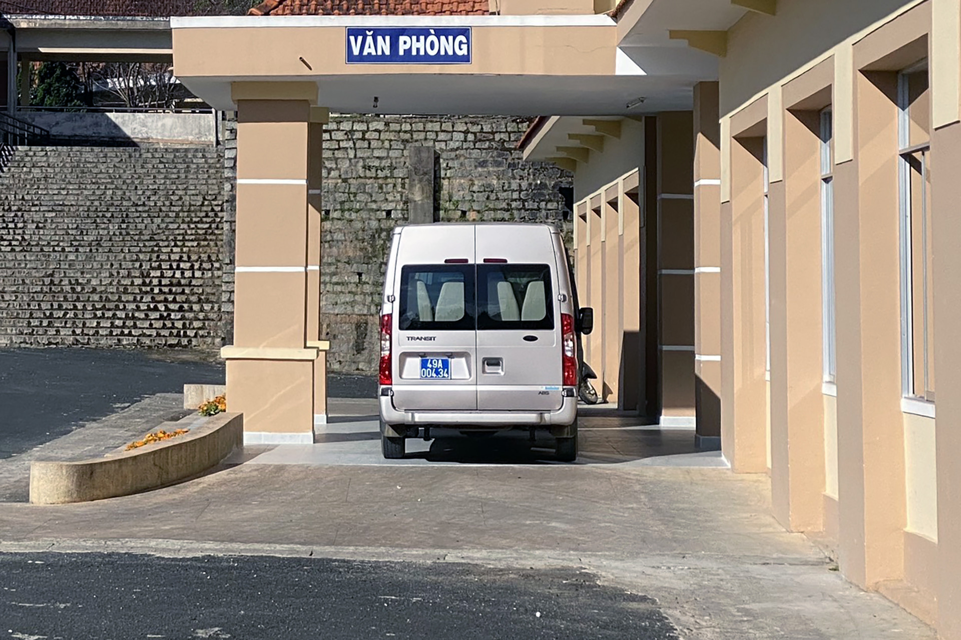 Công an tới bệnh viện làm việc..jpg