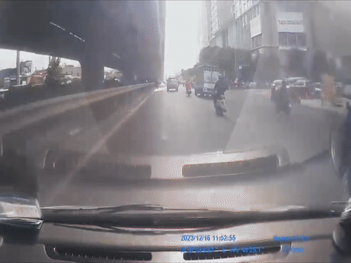 Tài xế xe tải chèn ngã 2 người đi xe máy ở Hà Nội rồi tiếp tục bỏ chạy