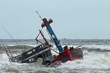 2 thuyền viên mất tích do tàu bị sóng đánh chìm trên biển Thừa Thiên - Huế