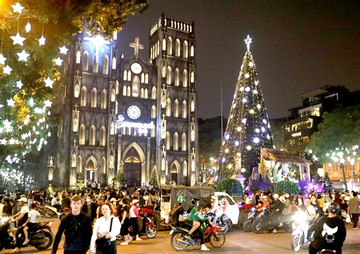 Hanoi lights up for festive Christmas holiday