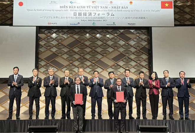Đại diện FPT và Yamato Holdings trao biên bản hợp tác trước sự chứng kiến của Thủ tướng Phạm Minh Chính
