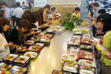 Người Nhật thưởng tiền để nhân viên lên văn phòng, đi ăn trưa cùng đồng nghiệp
