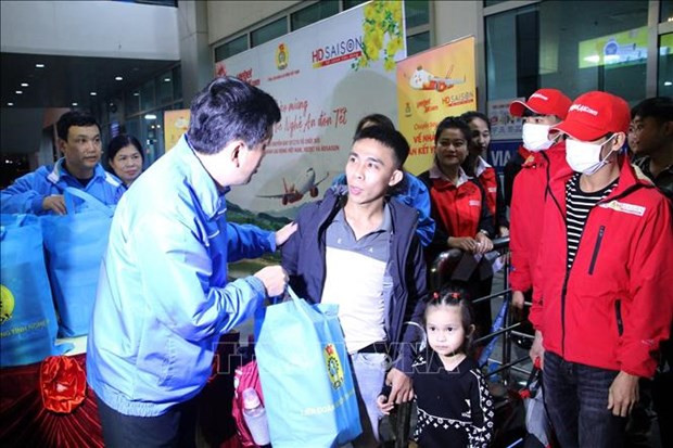 Free transport arranged for disadvantaged workers to go home for Tet celebration hinh anh 1