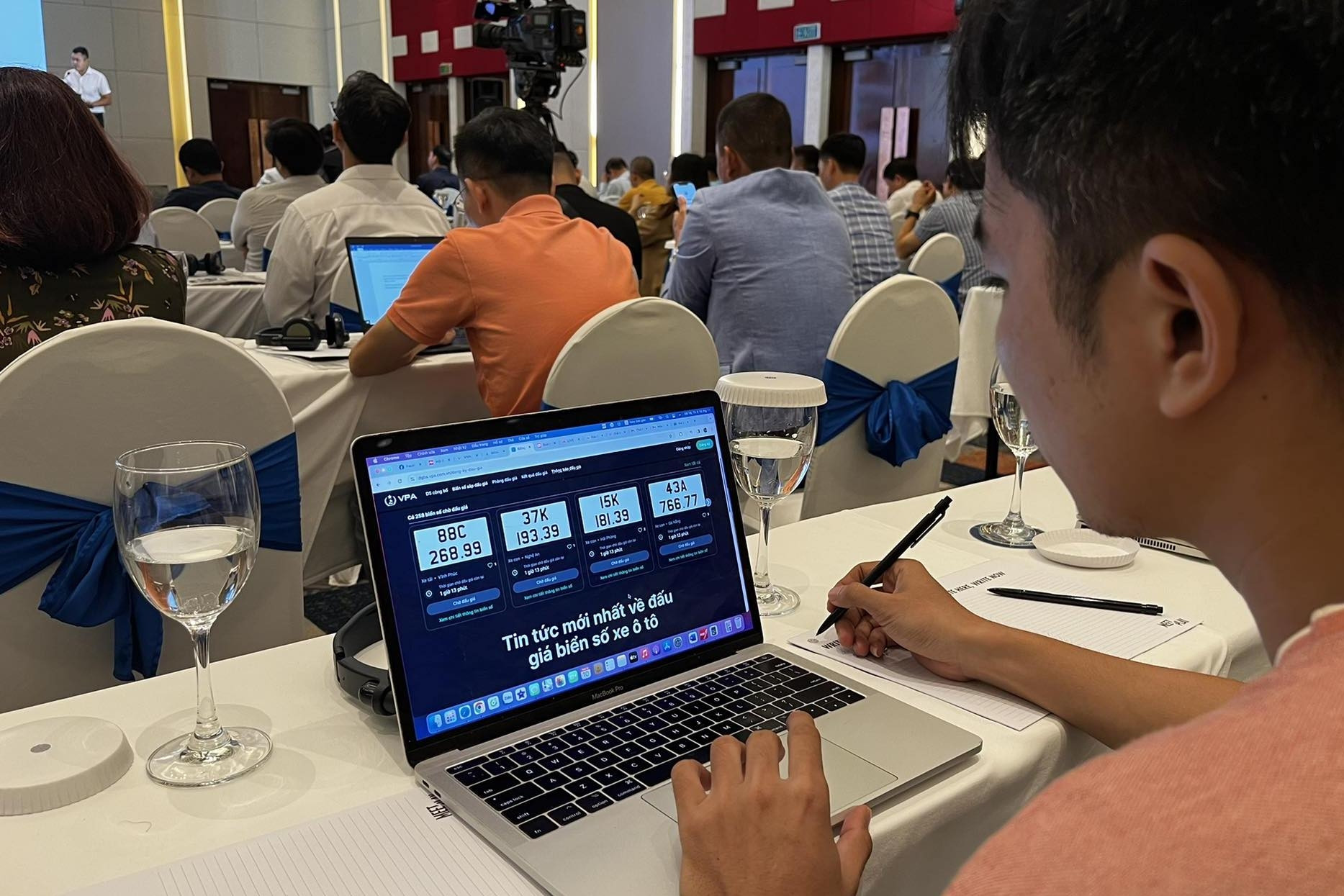 Đấu giá biển số chiều 18/12: Biển đẹp 38A-568.88 của Hà Tĩnh giá 1,33 tỷ đồng