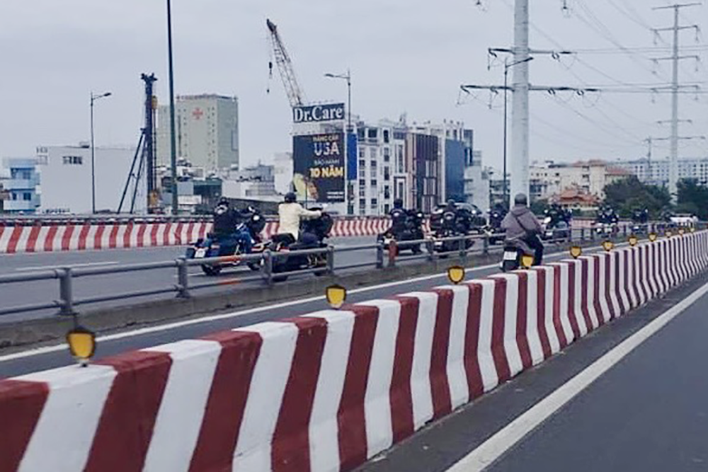 mo to di vao lan duong o to.png