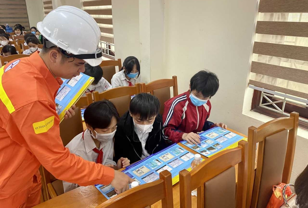 Tăng cường bảo vệ hành lang an toàn lưới điện cao áp dịp lễ, Tết