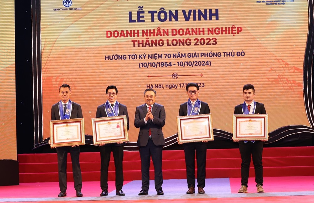 ton vinh 1.jpg