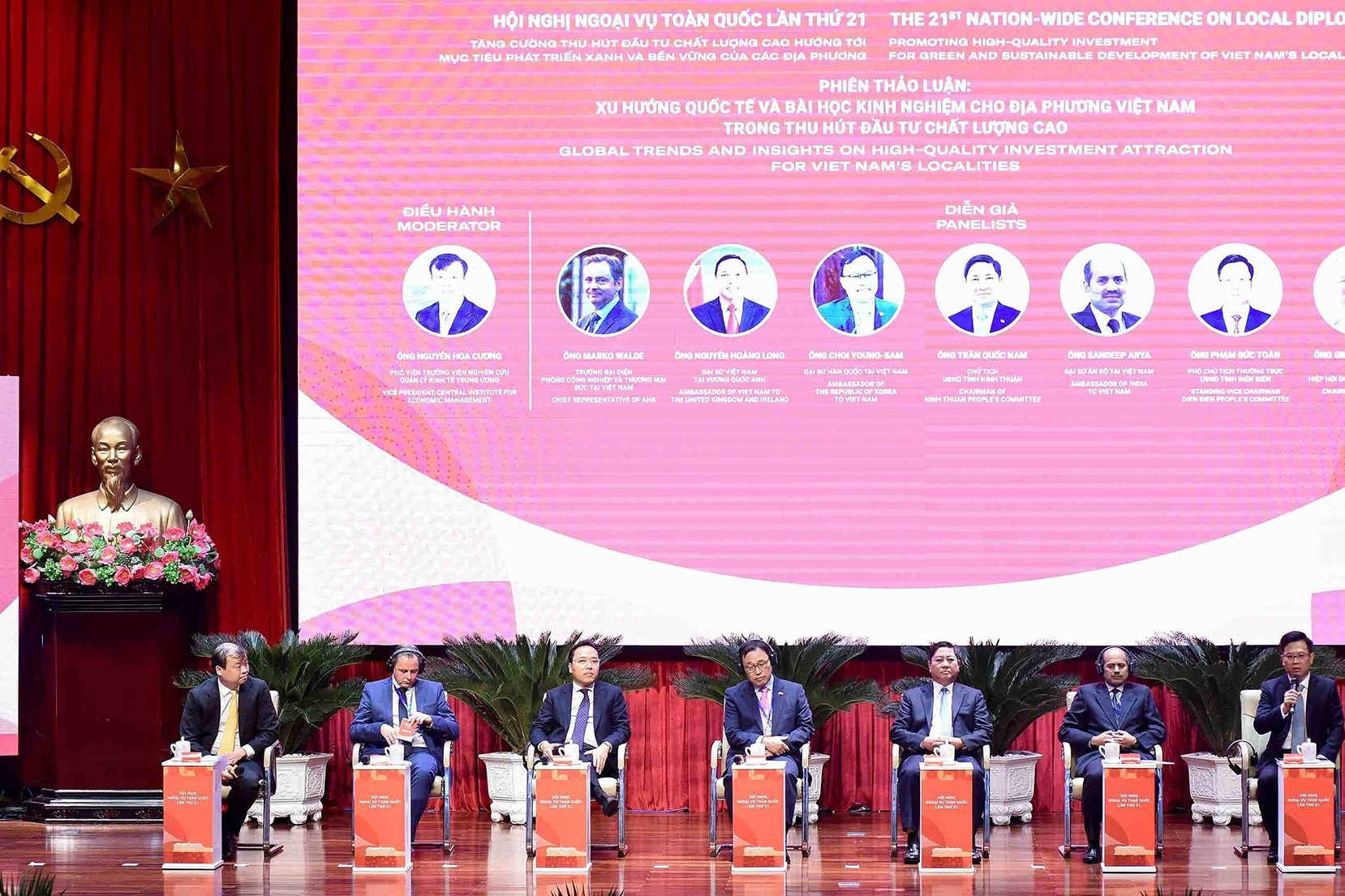 'Trải chiếu hoa' mời gọi đầu tư, 'trải thảm đỏ' thu hút nhân tài
