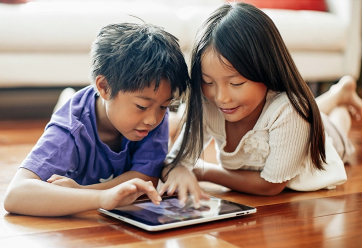 Trẻ bị 'nghiện' và có nguy cơ tự kỷ khi xem nhiều điện thoại, máy tính bảng