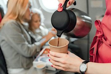 Vì sao không bao giờ nên uống cà phê trên máy bay?
