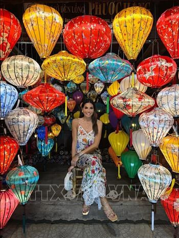 Italian TV presenter impressed by beautiful, captivating Vietnam hinh anh 1