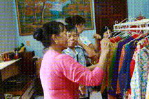 Người phụ nữ tặng hơn 1.500 áo dài cho người khó khăn