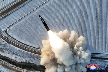 Triều Tiên xác nhận phóng ICBM Hwasong-18 mới nhất