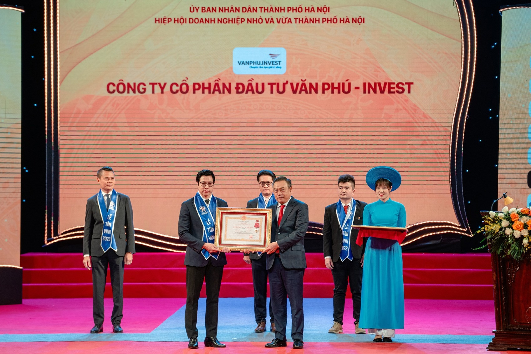 Văn Phú - Invest nhận Huân chương Lao động hạng Ba