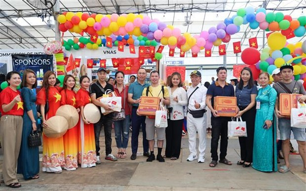 Vietnam joins Singapore ceremony marking International Migrants Day hinh anh 1