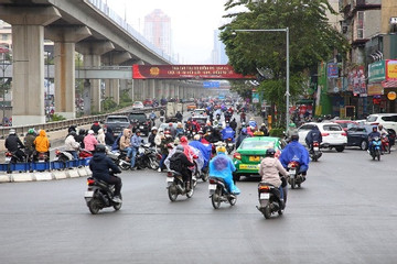 Xe máy nườm nượp đi ngược chiều ở 'ngã tư 4 tầng' hiện đại nhất Hà Nội