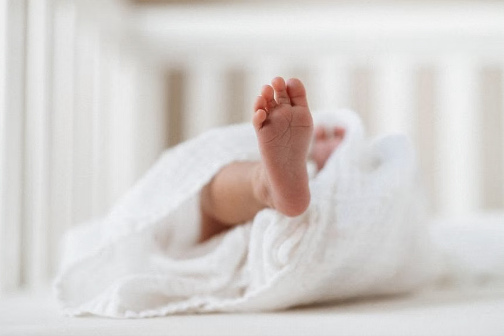 Nữ sinh trung học đẻ con trong lúc đang làm bài thi