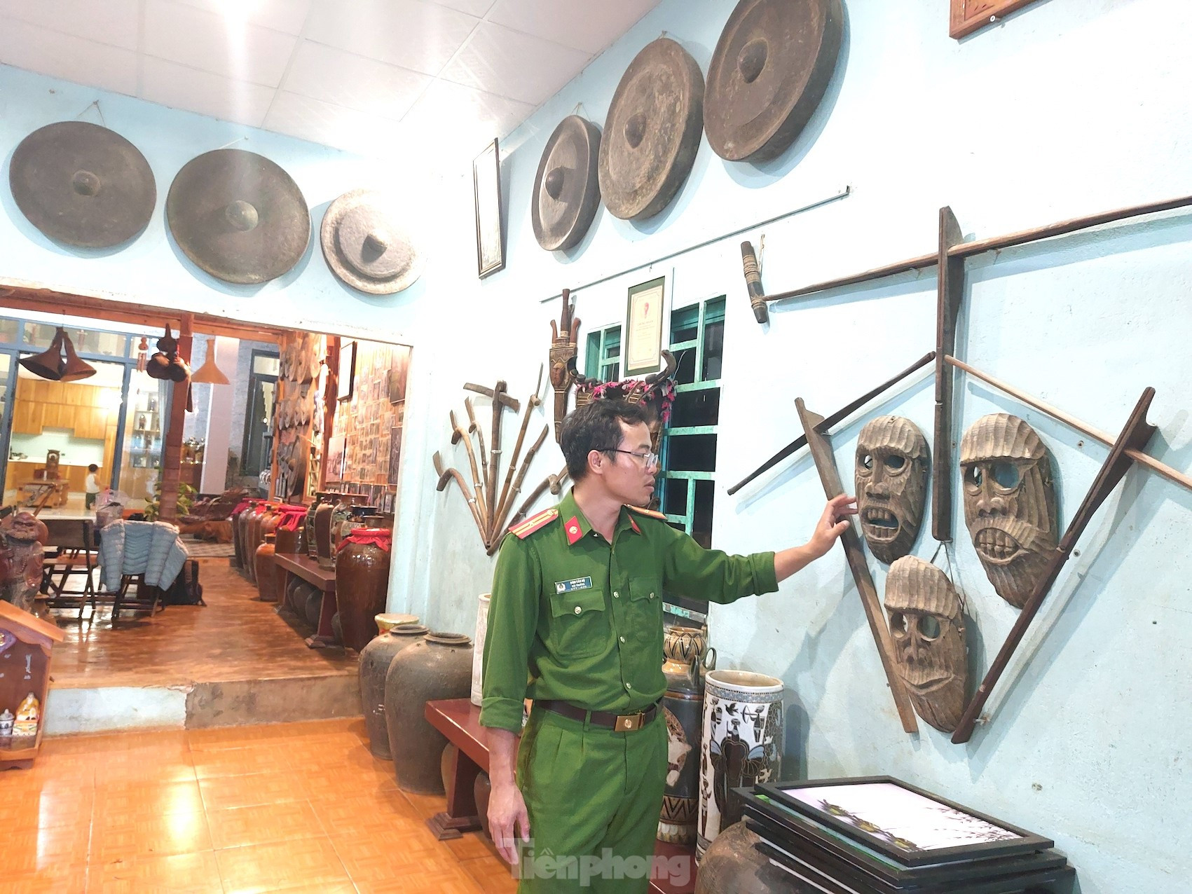 Thiếu tá công an sưu tầm hơn 1.000 hiện vật về văn hóa Tây Nguyên ảnh 2