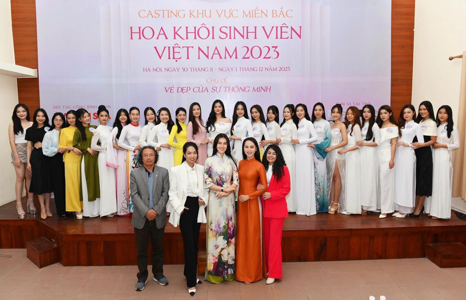 truc vu va ban giam khao cung cac thi sinh.jpg