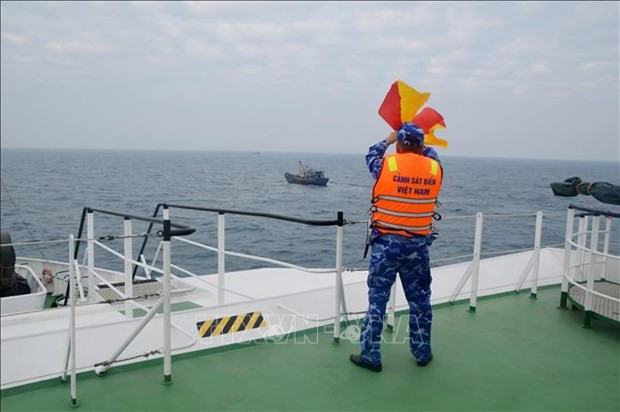 Vietnam, China coast guards conduct joint patrol hinh anh 1