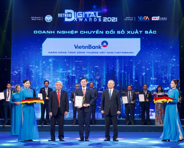 3vietinbank nhan giai thuong doanh nghiep chuyen doi so xuat sac nam 2021.jpg