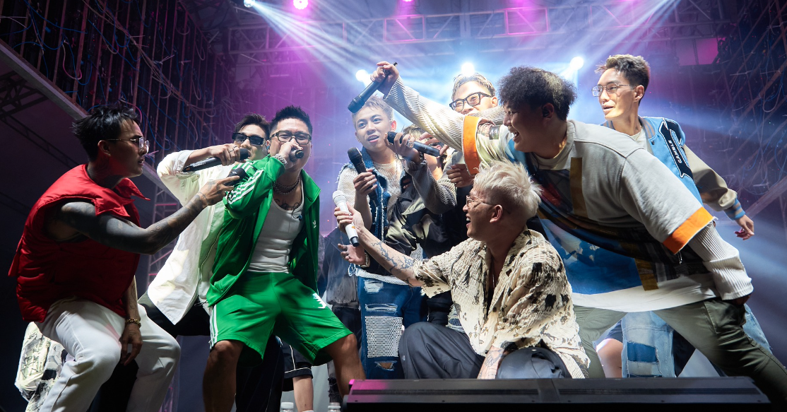 B Ray mang dàn học trò Rap Việt lên sân khấu