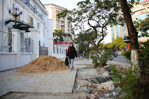 Vỉa hè ở Hà Nội bị đào xới ngổn ngang dịp cuối năm