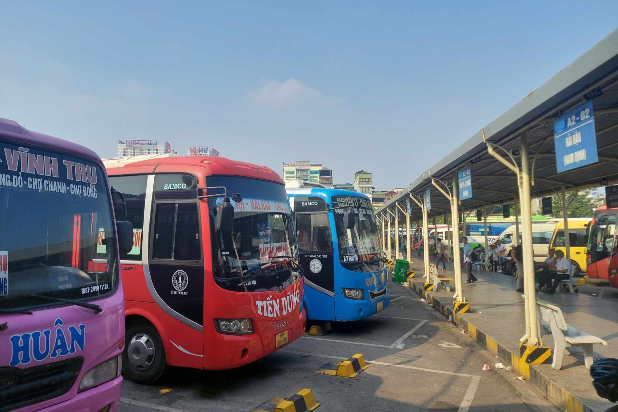 Đồng loạt xe hợp đồng trá hình muốn vào bến, Hà Nội có kham nổi?