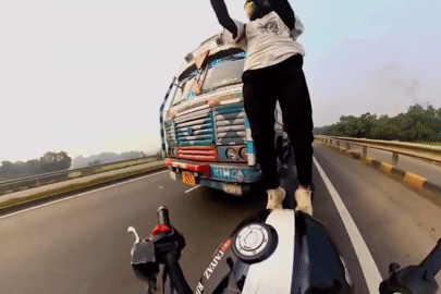 Nam thanh niên suýt mất mạng vì hành động liều lĩnh trước đầu xe tải