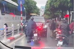 Nếu nghi ngờ xe biển xanh hú còi đi sai, báo CSGT thay vì chặn đầu bắt lùi Nếu nghi ngờ xe biển xanh hú còi đi sai, báo CSGT thay vì chặn đầu bắt lùi