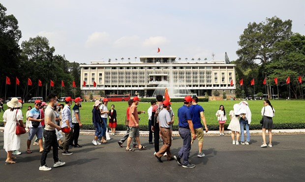 New Year holiday hoped to be good start for tourism sector hinh anh 1