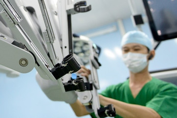 Người phụ nữ bị ung thư phổi thoát cảnh cắt xương sườn nhờ robot