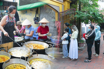 Quán bánh rán 'trốn' trong ngõ khuất, khách xếp hàng dài đợi mua ở Hà Nội