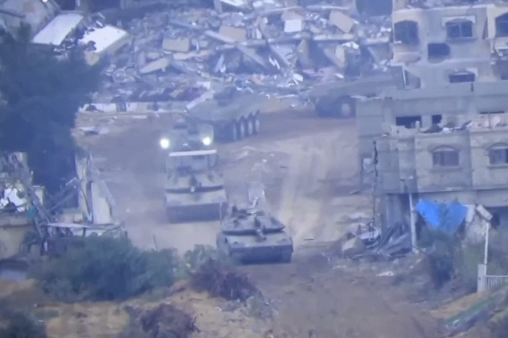 Khoảnh khắc đoàn xe thiết giáp Israel bị tập kích tên lửa ở phía bắc Dải Gaza