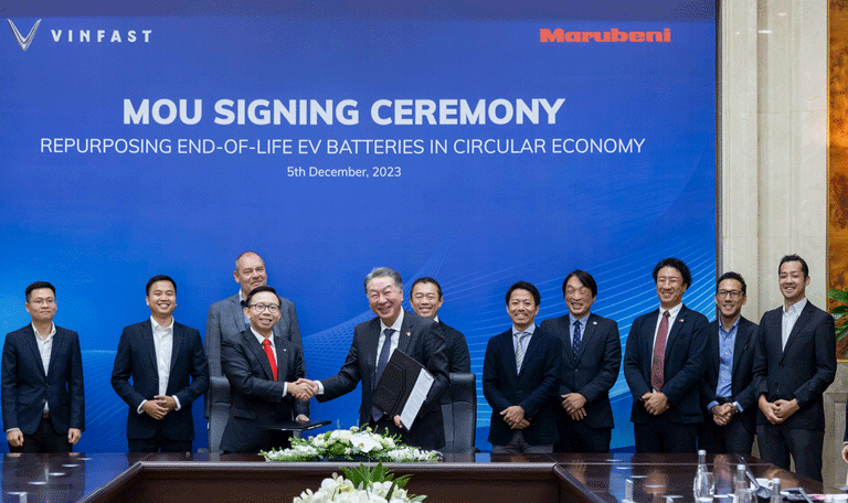 Dollar billionaire Pham Nhat Vuong’s son appears before the public