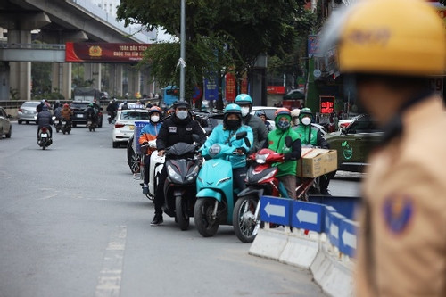 Xử lý hàng loạt xe máy đi ngược chiều tại 'ngã tư 4 tầng' hiện đại nhất Hà Nội