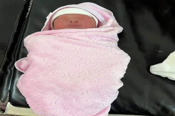 Bé gái mới sinh bị bỏ rơi trước cửa nhà dân giữa trời lạnh ở Thanh Hóa