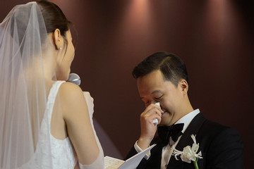 Chồng doanh nhân khóc trong đám cưới xa hoa với Diễm My 9X
