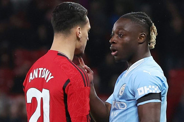 Chuyển nhượng MU, hãy học cách Man City chộp lấy Doku