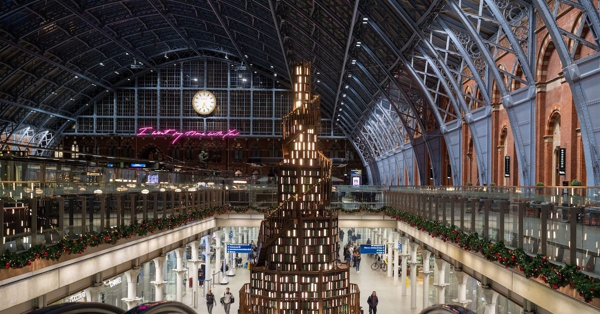 Độc đáo cây thông Noel được trang trí từ 3.800 bìa sách vẽ tay
