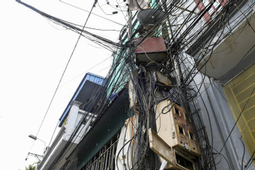'Mạng nhện' dây điện, cáp viễn thông bủa vây đường phố Nam Định