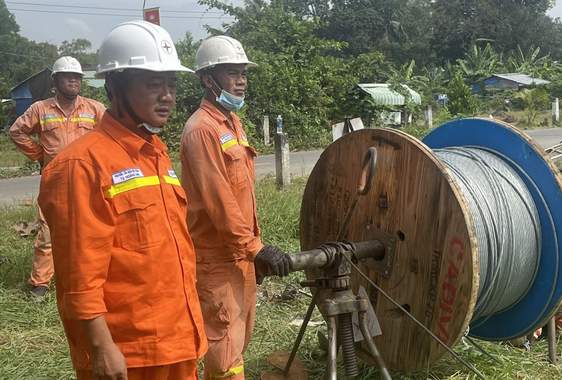 ‘Ngôi sao lao động’ của Đội truyền tải điện Biên Hòa 1