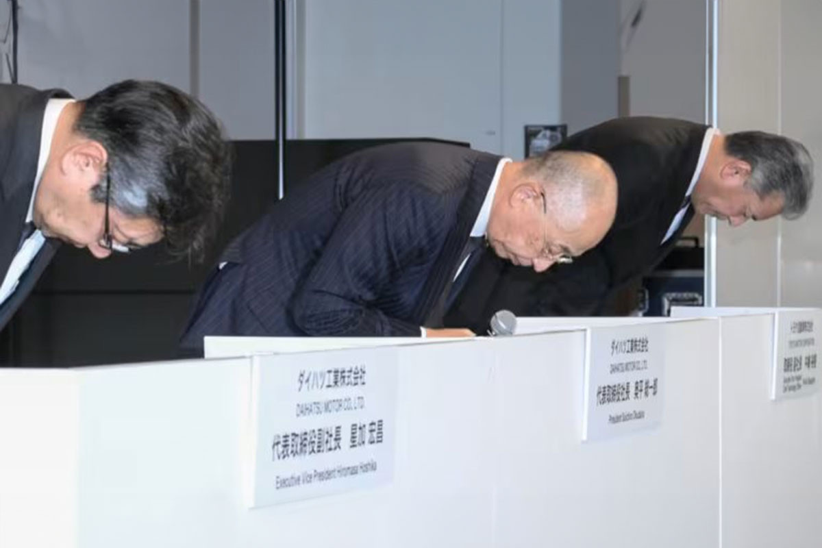 Quan chức của Daihatsu và Toyota xin loi.jpg