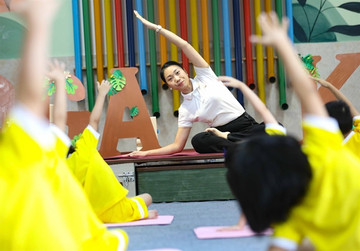 Teacher in Hanoi applies yoga to help children’s development