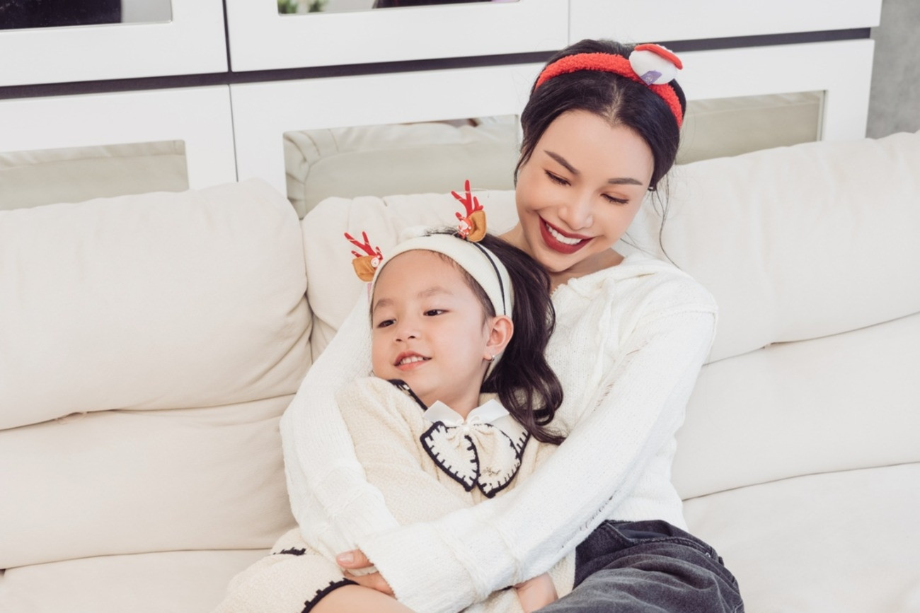 Trà Ngọc Hằng rủ rê con gái Sophia dọn nhà đón Giáng sinh