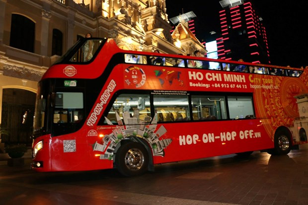 All-night hop-on hop-off bus tour launched in HCM City hinh anh 2